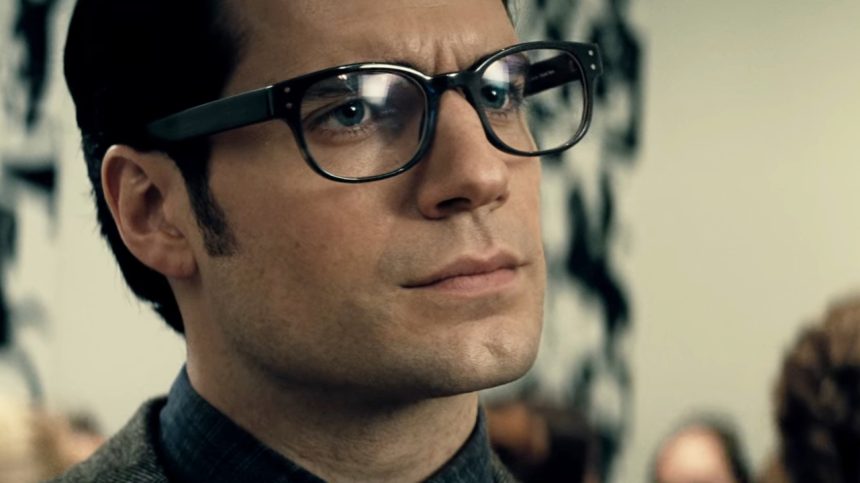 Henry Cavill Brille in Batman v Superman Dawn of Justice Trailer 2
