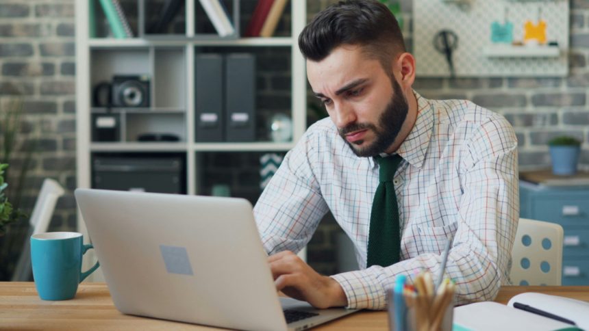 Mann sitzt und arbeitet am PC Bildquelle Unsplash via Vitaly Gariev