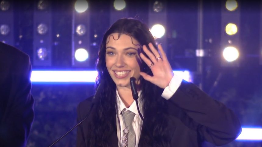 Reved winkt laechelnd