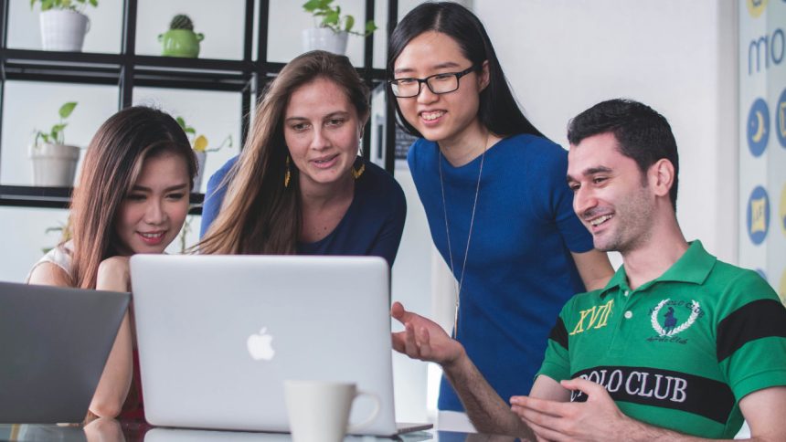 Symbolbild Menschen im Buero Unsplash via Mimi Thian