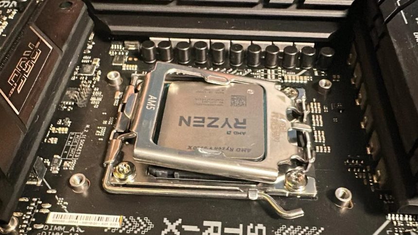 Titelbild AM5 Mainboard mit AMD Prozessor