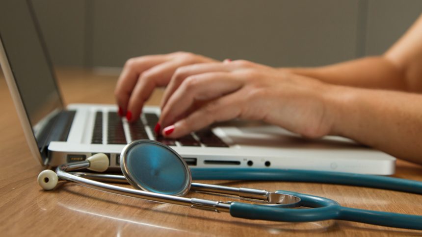 Titelbild Arzt und Computer Unsplash