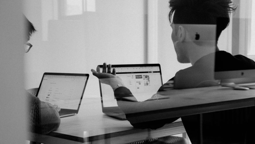 Titelbild Buero Office zwei Personen Unsplash