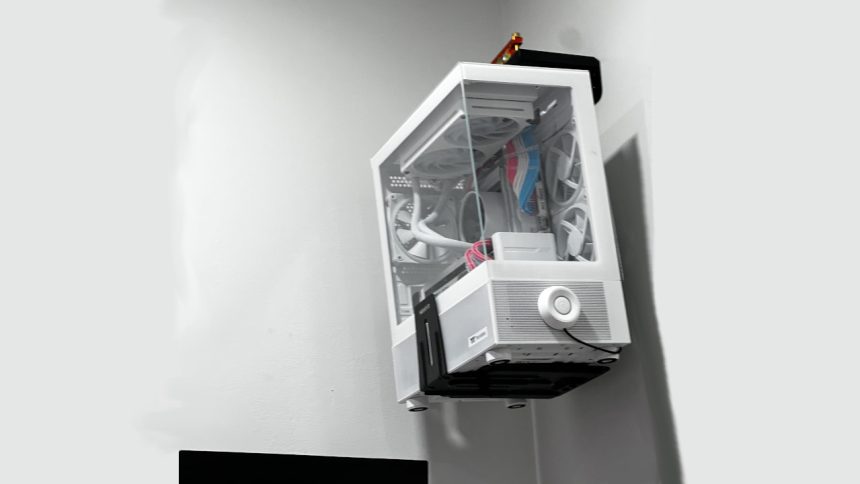 Titelbild Gaming PC an der Wand Reddit