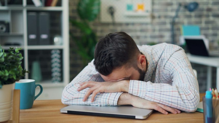 Titelbild Mann erschoepft Buero Office