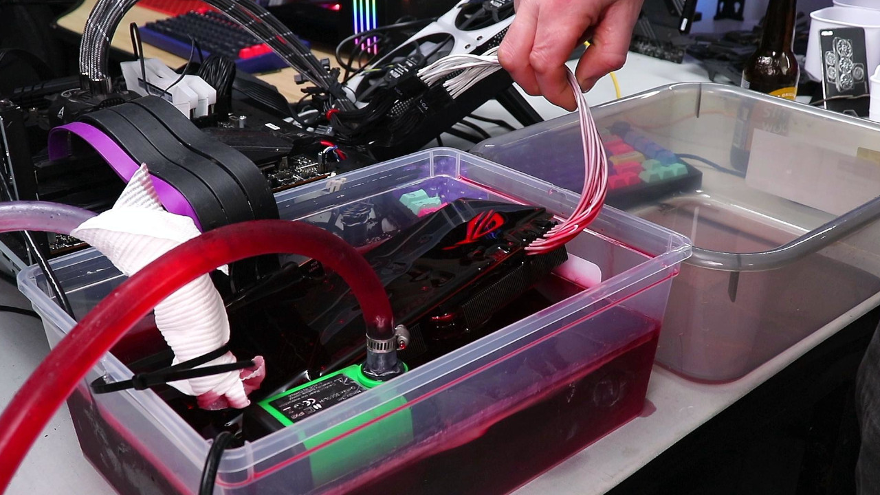 Titelbild YouTuber Grafikkarte Motoroel Reddit