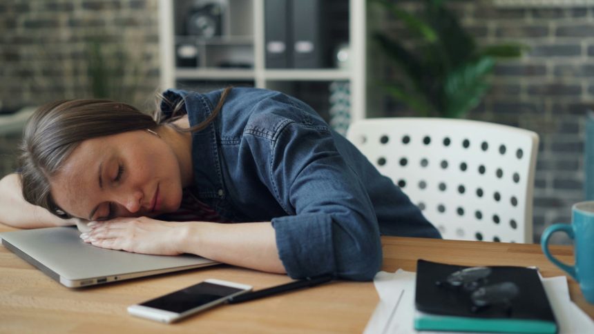 Titelbild junge Frau schlafend Schreibtisch Unsplash