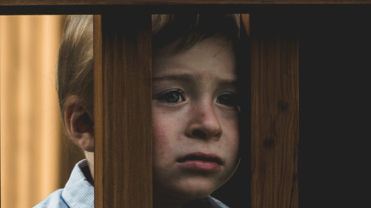 Titelbild trauriger Junge Symbolbild